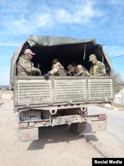 Российские военные близ села Перевальное около Симферополя в аннексированном Россией Крыму. Октябрь 2022 года