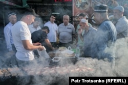 Панчшанбе базарында кәуап сатып алып жатқан адамдар. Хожант, Тәжікстан. 15 маусым, 2024 жыл.