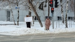 Житель Тюмени с плакатом "Рамзан Ахматович Кадыров - вор убийца позор России"