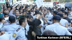 Azerbaijan -- Protest action in front of Azerbaijan education ministry, Baku, 05Oct2012