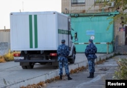 Охранники возле областной туберкулёзной больницы №1, медицинского учреждения управления Федеральной службы исполнения наказаний (ФСИН) по Саратовской области, Саратов, Россия, 7 октября 2021 года