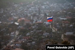 Российский флаг над крымским городом Бахчисарай в аннексированном Крыму, 28 марта 2014 года