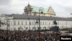 Поляки сегодня собрались у президентского дворца, чтобы почтить память жертв авиакатастрофы под Смоленском