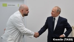 Путин и главврач больницы в Коммунарке Денис Проценко