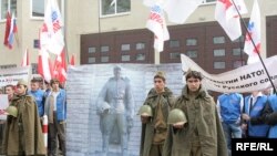 В Москве перед посольством Эстонии состоялся митинг протеста против сноса памятника Воину-освободителю