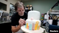 Кондитер Джек Филипс в пекарне Masterpiece Cakeshop в Лейквуде