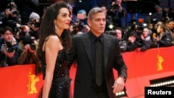 Amal Clooney və əri George Clooney 66-cı Berlinale Beynəlxalq Film Festivalında (Berlin), 11Feb2016