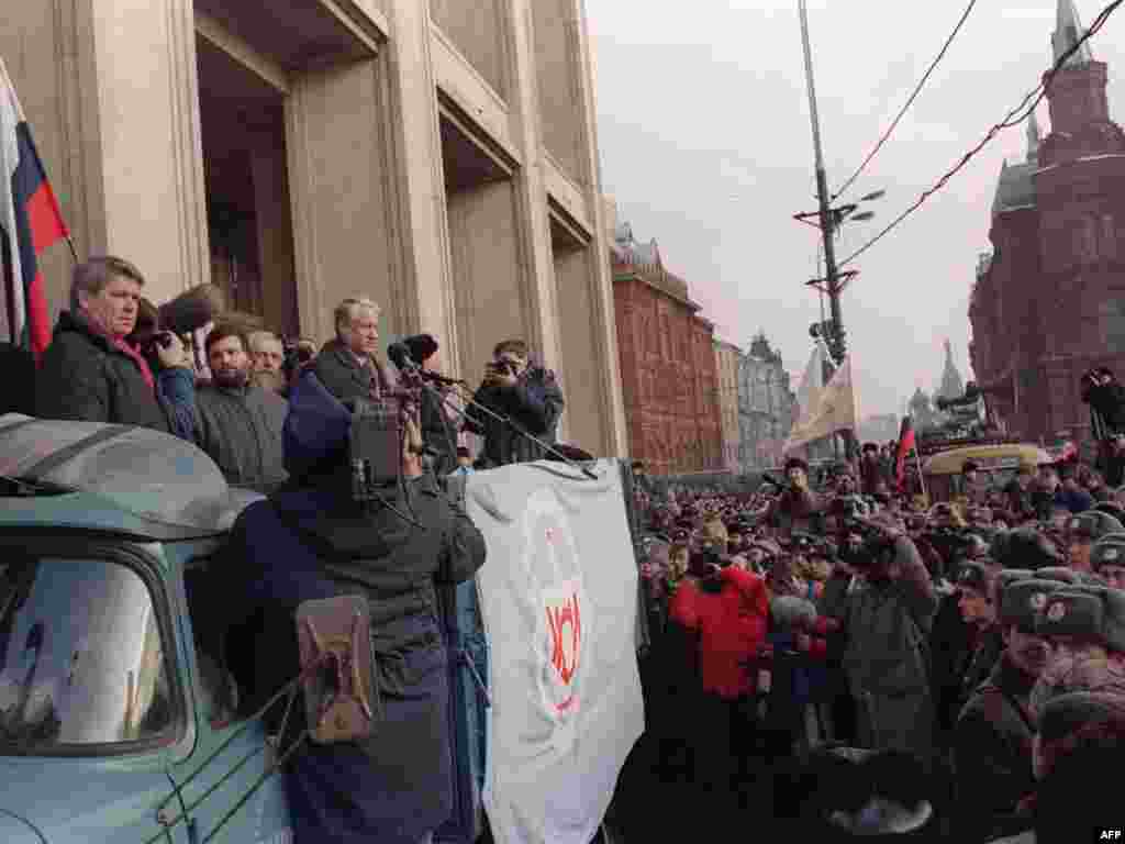 Борис Ельцин на митинге на Манежной площади за демократизацию СССР, 4 февраля 1990 - В митинге приняло участие более 100 тысяч человек