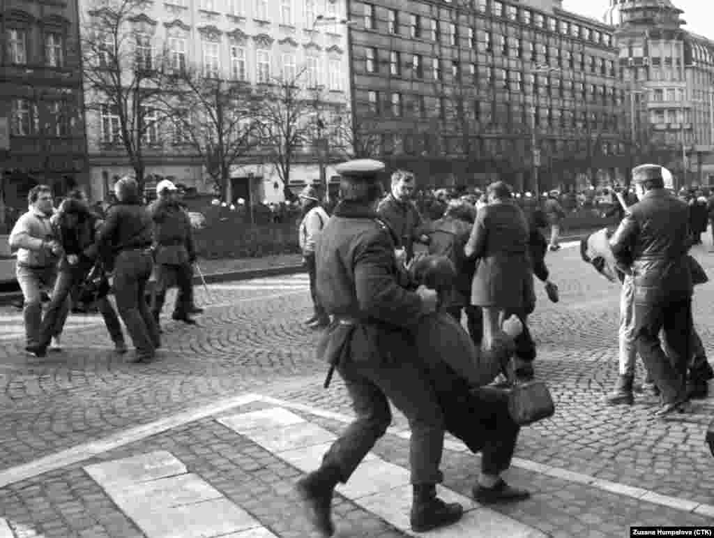 Антиправительственные демонстрации в Праге в январе 1989 года были разогнаны полицией. Выступления были приурочены к 20-летию самосожжения чешского студента Яна Палаха - в знак протеста против советской оккупации. &nbsp;