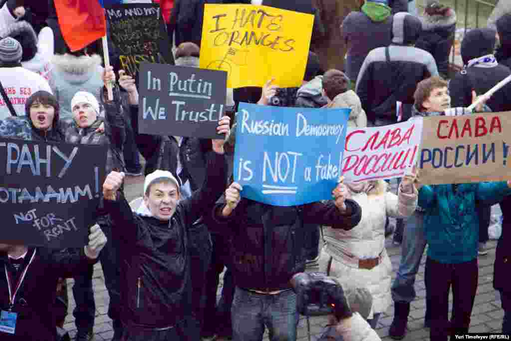 Сторонники Владимира Путина собрались на митинг в его поддержку на Манежной площади в Москве.