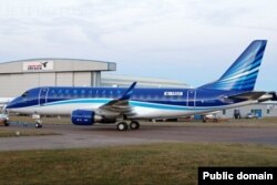 AzAL-ın Embraer ERJ 170-100LR təyyarəsi (76 sərnişin daşıyır)