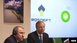 Президент "Роснефти" Эдуард Худайнатов (слева) и председатель совета директоров BP Роберт Дадли