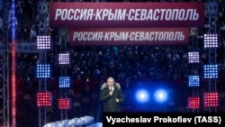 Владимир Путин на митинге в Лужниках 18 марта 2022 года (архивное фото)