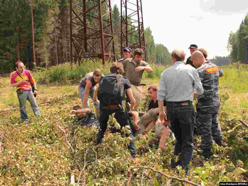 29 июня представители инициативной группы “В защиту лесов Подмосковья” провели акцию против вырубки лесов в Солнечногорском районе под автомагистраль Москва – Санкт-Петербург. 