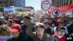 Участники митинга против реновации в Москве