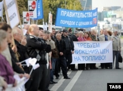 "Три года назад по России прошли митинги с требованием снизить цену на бензин до 15 рублей. Сейчас средняя стоимость бензина приблизилась к 33 рублям, а “бензиновые” митинги давно забыты”.