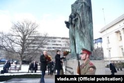 Болгария и С. Македония не всегда конфликтуют из-за происхождения письменности: премьеры двух стран Кирил Петков и Димитар Ковачевски возлагают цветы к памятнику св. Кириллу и Мефодию в Софии, 25 января 2022