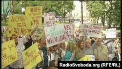 Участники пикета-маскарада во владивостокском Адмиральском сквере