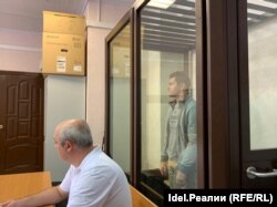 Элик Абдрашитов на заседании по избранию меры пресечения со своим адвокатом