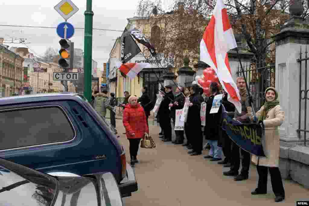 В течение часа пикетчики пытались привлечь внимание прохожих к положению белорусских политзаключенных...