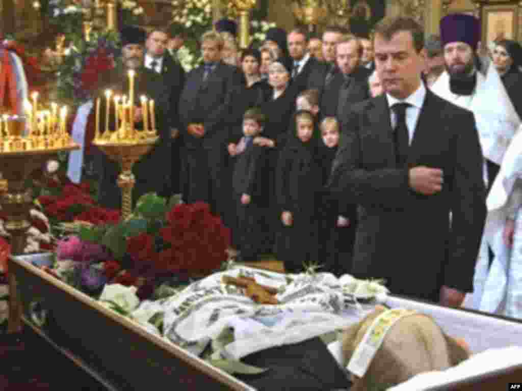 Russia -- President Dmitry Medvedev crosses himself over the body of Aleksandr Solzhenitsyn during a funeral ceremony in Moscow, 06Aug2008