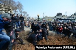 Полиция задерживает участников акции во Владивостоке