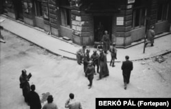 Советские войска вернулись в Будапешт в ноябре 1956 года. СССР совершил массированную военную интервенцию, чтобы вернуть к власти коммунистический режим