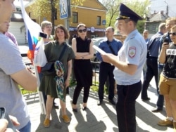 Алеся Белова (в чёрном платье в очках) на опросах в полиции говорила, что старалась держаться от митингующих подальше. На первом плане друг Беловой и Бровкина замначальника ОООП УМВД России по Калуге Иван Матюхов