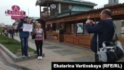 Жители Приморья фотографируются с участником акции протеста в Иркутске