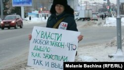 Виктория Мучник, сотрудник телеканала ТВ-2 на одиночном пикете в январе 2015 года