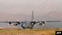 Американский самолет С-130 в аэропорту Кабула ( архивное фото)