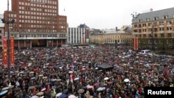 Тысячи людей в центре Осло поют песню, символизирующую мультикультурализм, который ненавидел Брейвик 