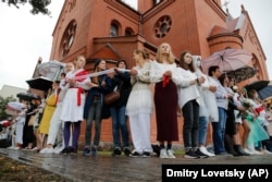 Протесты в Беларуси: живая цепь вокруг "Красного костела" в центре Минска 27 августа