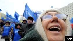 Митинг в поддержку Виктора Януковича у здания Центризбиркома.