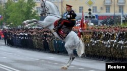 Министр внутренних дел Чечни Руслан Алкханов приветствует участников парада 9 мая в Грозном 