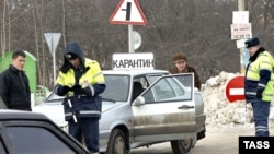 Въезд и выезд из села Павловского в Домодедовском районе Подмосковья, где были зафиксированы случаи птичьего гриппа, контролируется дорожно-патрульной службой