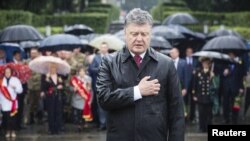 Президент Украины Петр Порошенко у могилы Неизвестного солдата в Киеве 22 июня 2015 года 